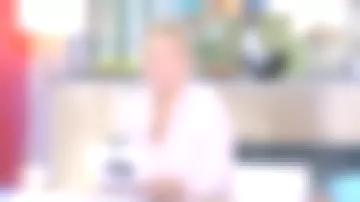 Chemise rayée Bella Jones porté par Anne-Élisabeth Lemoine dans C à Vous