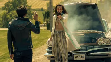Chaqueta larga de culto usada por Klaus Hargreeves (Robert Sheehan) en el vestuario de la serie de televisión The Umbrella Academy (Temporada 2 Episodio 1)