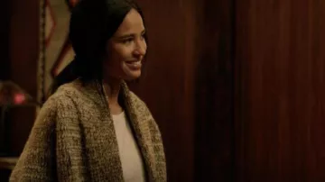 Cardigan tribal en grosse maille de Monica Dutton (Kelsey Chow) dans Yellowstone (S03E01)