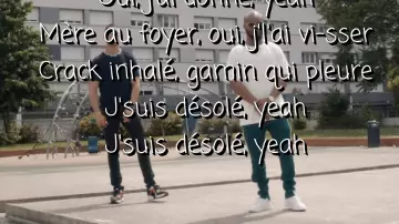 Sneakers de Maes dans Dosseh - L'odeur du charbon ft. Maes