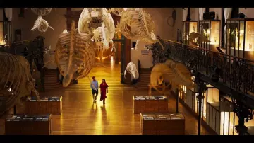 Musée océanographique de Monaco visité par Irina (Lena Olin) et Jeff (Will Arnett) à Riviera (S02)