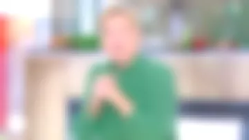 La robe en soie à manches longues et col rond de Anne-Élisabeth Lemoine dans C à Vous