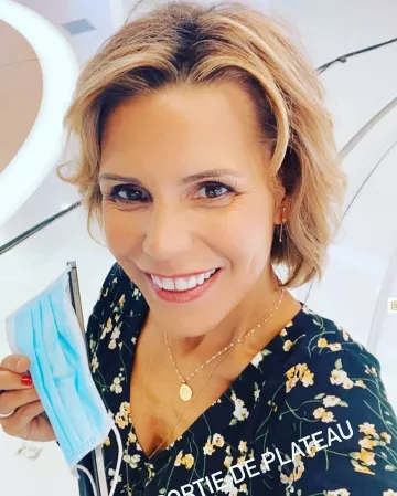 La robe à imprimé fleuri frais et féminin de Laura Tenoudji sur le compte Instagram de @lauratenoudji