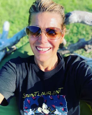 Le t-shirt Mickey Mouse de Saint Laurent de Laura Tenoudji sur le compte Instagram de @lauratenoudji