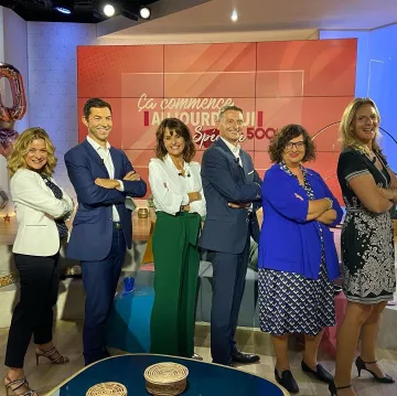 La blouse blanc cassé pattes épaules de Faustine Bollaert sur le compte Instagram de @faustinebollaert