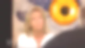 Camisa blanca jacquard cuello en V de Claire Chazal en Passage des Arts