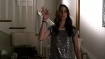 Camiseta usada por Spencer Hastings (Troian Bellisario) en Pretty Little Liars (S03E04)