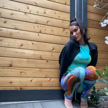 Fenty Legging imprimé Xlong usado por Bella Hadid en la cuenta de Instagram @bellahadid