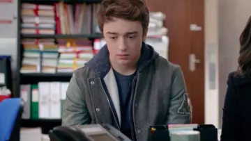 Chaqueta de béisbol gris bimaterial de Valentin Brimont (Thomas Chomel) en Clem (Temporada 9 Episodio5)