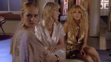 La robe lamée dorée Diane von Furstenberg portée par Serena van der Woodsen (Blake Lively) dans la série Gossip Girl (S05E09)