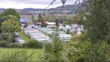 Le mobil-home de Maeve Wiley (Emma Mackey) dans la série Sex Education (S02E04)