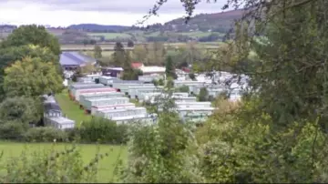 Le mobil-home de Maeve Wiley (Emma Mackey) dans la série Sex Education (S02E04)