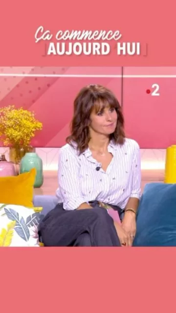 La chemise à rayures bleue de Faustine Bollaert sur le compte Instagram de @faustinebollaert