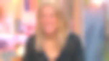 Le top col classique en velours dévoré de Agathe Lecaron dans La maison des maternelles le 21.09.2020