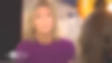 Le pull col rond 4 fils en cachemire aubergine de Claire Chazal dans Passage des Arts le 18.09.2020