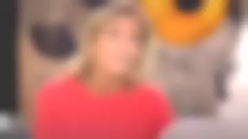 Le pull en cachemire rouge orangé de Claire Chazal dans Passage des Arts le 21.09.2020