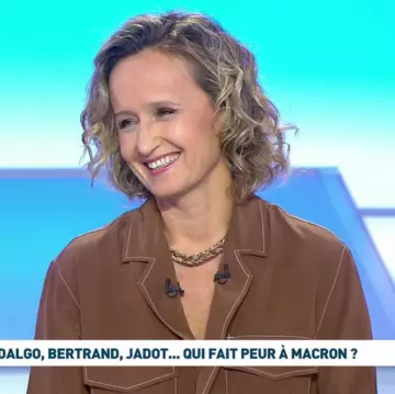 La chemise en satin de soie de Caroline Roux dans C dans l'air le 21.09.2020 sur le compte Instagram de @brown19992014