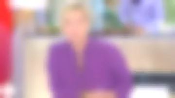 Blusa de estampado geométrico de crepe de seda burdeos de Anne-Élisabeth Lemoine en C à Vous el 22.09.2020