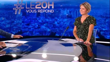 The black dress with flowers, v-neck, buttonhole on the front of Garance Pardigon in Le Journal de 20 heures de TF1 on 09/22/2020