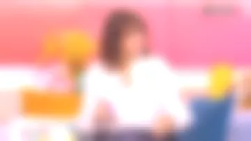 The blouse with embroidery and lace of Faustine Bollaert in It starts today the 23.09.2020