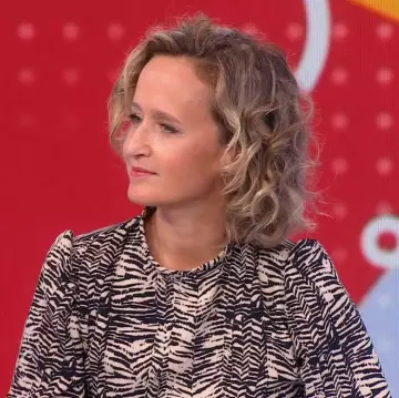 La robe imprimé léopard de Caroline Roux dans Télématin les 4 V sur le compte Instagram de @brown19992014