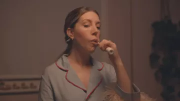 Pyjama à plumes de Katherine (Katherine Ryan) dans La Duchesse (S01E01)
