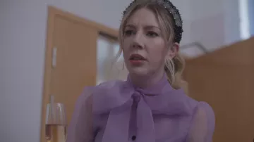 Chemisier violet à nœud de Katherine (Katherine Ryan) dans La Duchesse (S01E02)