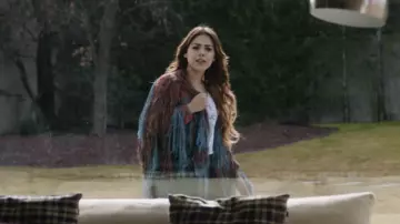 Jacket of Lu Montesinos (Danna Paola) in Elite (S01E02)