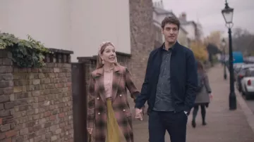 Manteau écossais rose de Katherine (Katherine Ryan) dans La Duchesse (S01E03)