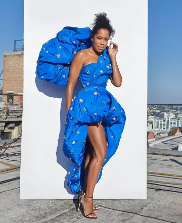 Schiaparelli Vestido bustier asimétrico en azul eléctrico usado por Regina King en su cuenta de Instagram @iamreginaking