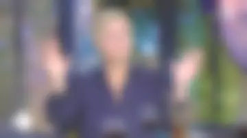 The navy blue blouse, details of flowers printed tone on tone of Anne-Élisabeth Lemoine in C à Vous the 24.09.2020