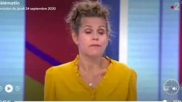 The V-neck shirt with ruffles in ocher crepe of Laura Tenoudji in Télématin the 24.09.2020