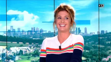 Le pull col rond à bandes arc en ciel en cachemire de Caroline Ithurbide dans William à midi le 25.09.2020