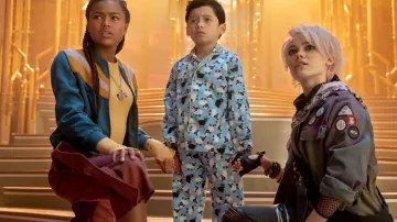 Chaqueta de lana usada por Kelly Ferguson (Tamara Smart) en la película A Babysitter's Guide to Monster Hunting