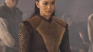 Chaqueta de cierre de piel marrón usada por Mai Ling (Dianne Doan) en trajes de programas de televisión Warrior (Temporada 2, episodio 3)