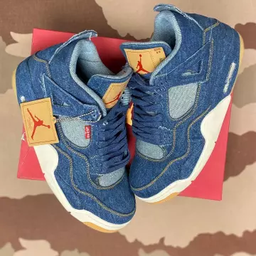 Jordan 4 Retro Levi's Denim (Tag with Levi's Logo) on the account Instagram of @clockers_paris