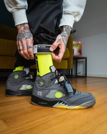 Jordan 5 Retro Off-White Black en la cuenta de Instagram de @sneakersevent