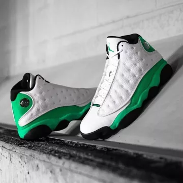 Jordan 13 Retro White Lucky Green (GS) en la cuenta de Instagram de @sneakernews