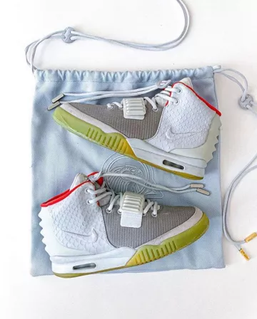Nike Air Yeezy 2 Pure Platinum en la cuenta de Instagram de @stockxsneakers
