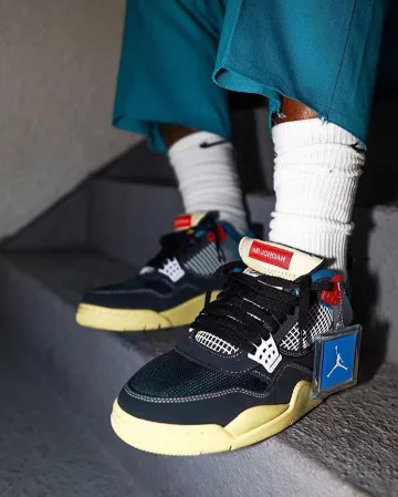 Jordan 4 Retro Union Off Black en la cuenta de Instagram de @stockxsneakers