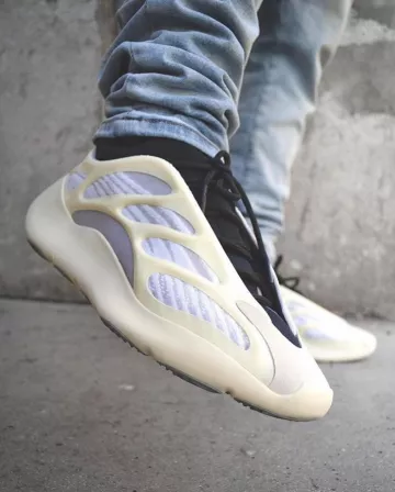 Adidas Yeezy 700 V3 Azael en la cuenta de Instagram de @stockxsneakers