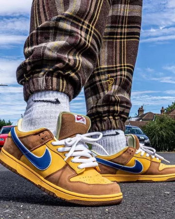 Nike SB Dunk Low Newcastle Brown Ale sur le compte Instagram de @stockxsneakers