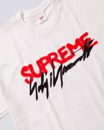Logotipo de Supreme Yohji Yamamoto Tee White en la cuenta de Instagram de @stockx