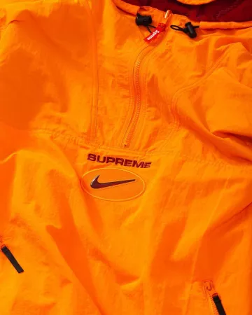 Supreme Nike Jewel Reversible Ripstop Anorak Orange en la cuenta de Instagram de @stockx