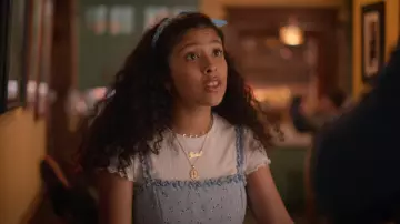 Julie Necklace of Julie (Madison Reyes) in Julie and the Phantoms (S01E07)