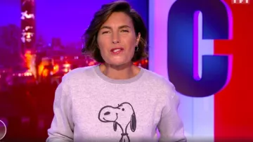 La sudadera gris Snoopy de Alessandra Sublet en C'est Canteloup el 25.09.2020