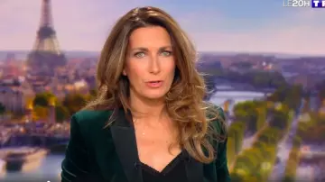 The blazer jacket in shaved velvet and contrasting satin collar of Anne-Claire Coudray in Le Journal de 20 heures de TF1 the 26.09.2020