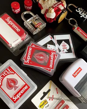 Supreme Transparent Lock Clear en la cuenta de Instagram de @stockxstreetwear