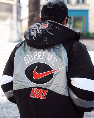 Supreme Nike Hooded Sport Jacket Silver en la cuenta de Instagram de @stockxstreetwear