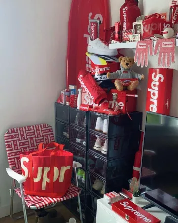 Supreme Sake Set White en la cuenta de Instagram de @stockxstreetwear